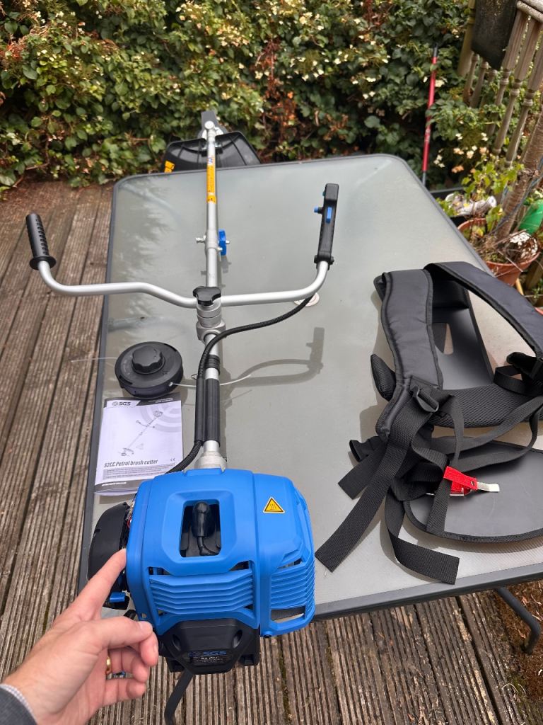 Petrol strimmer 
