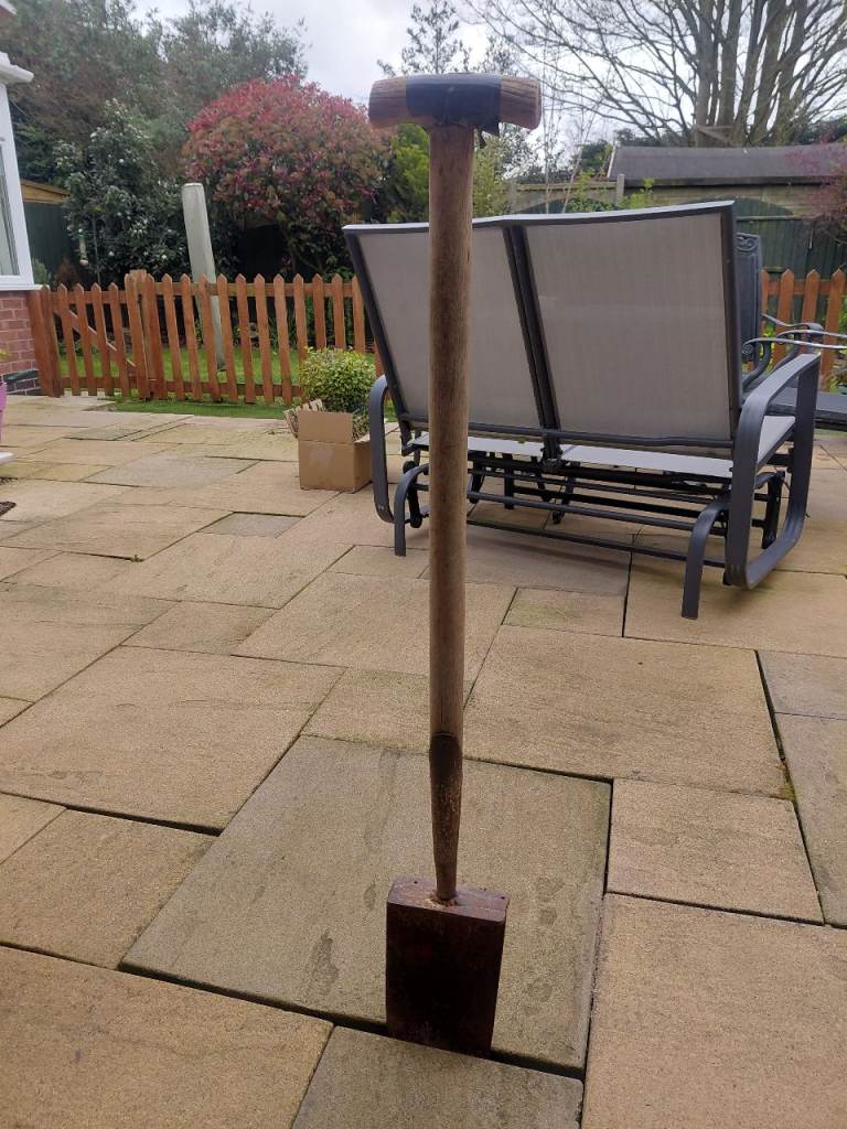Metal detecting spade. 