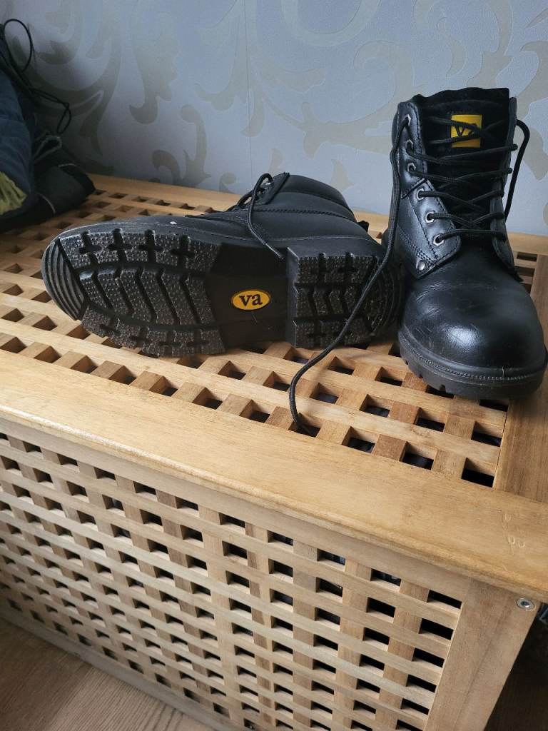 Safety boots