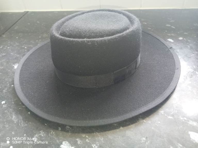 Small black wide rim rancher style hat (peaky blinders style) lost label good hat 