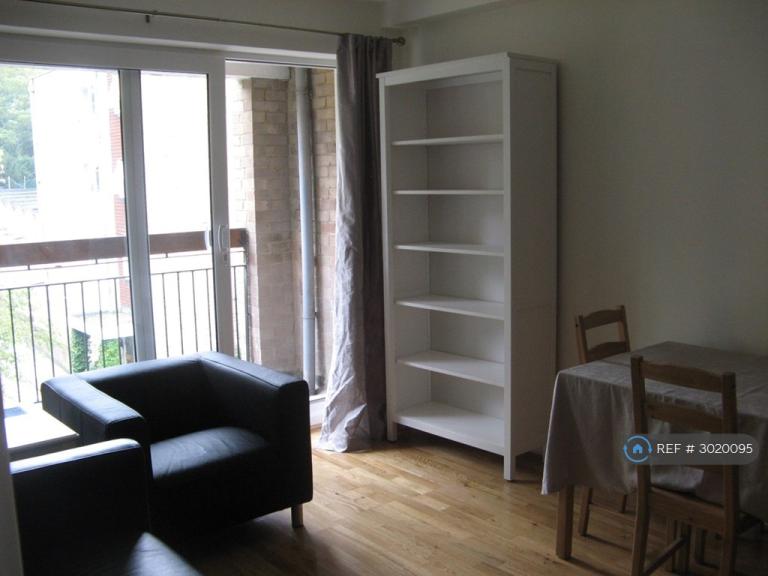 3 bedroom flat in Rowan Court, Kingston Upon Thames, KT2 (3 bed) (#3020095)