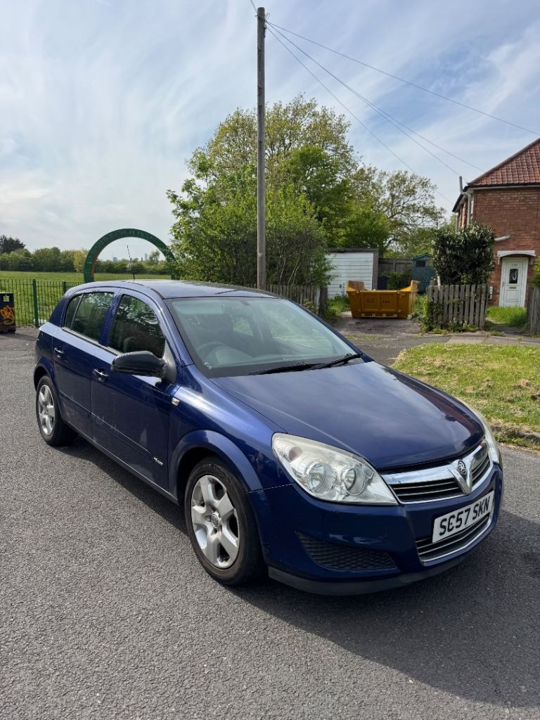 Vauxhall Astra dark blue breeze edition