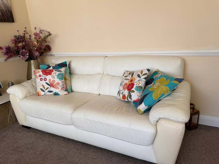 White Leather 3-Seater Sofa/Sofa Bed – Good Condition