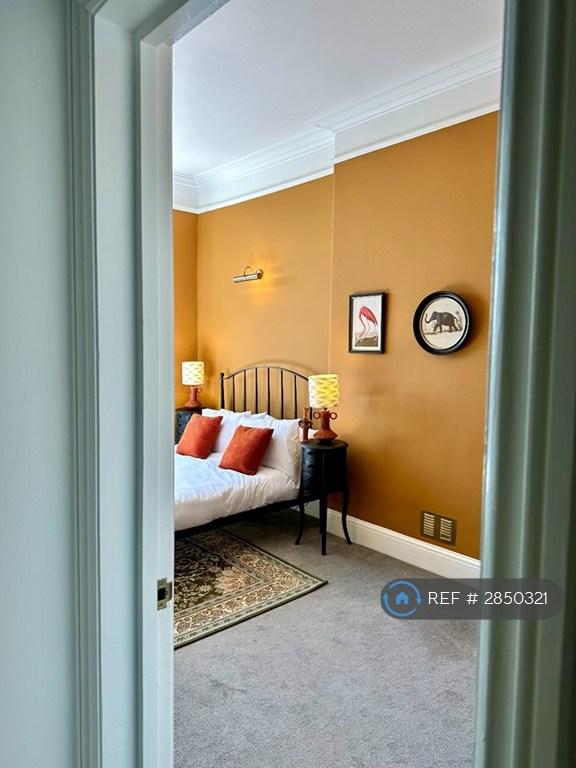 2 bedroom flat in Royal York Crescent, Bristol, BS8 (2 bed) (#2850321)