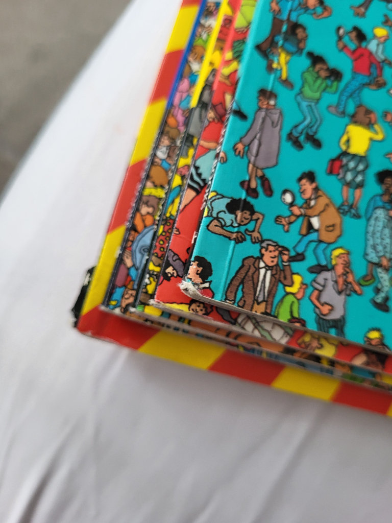 Where's Wally set of 7 books and comes with a fabric shoulder bag