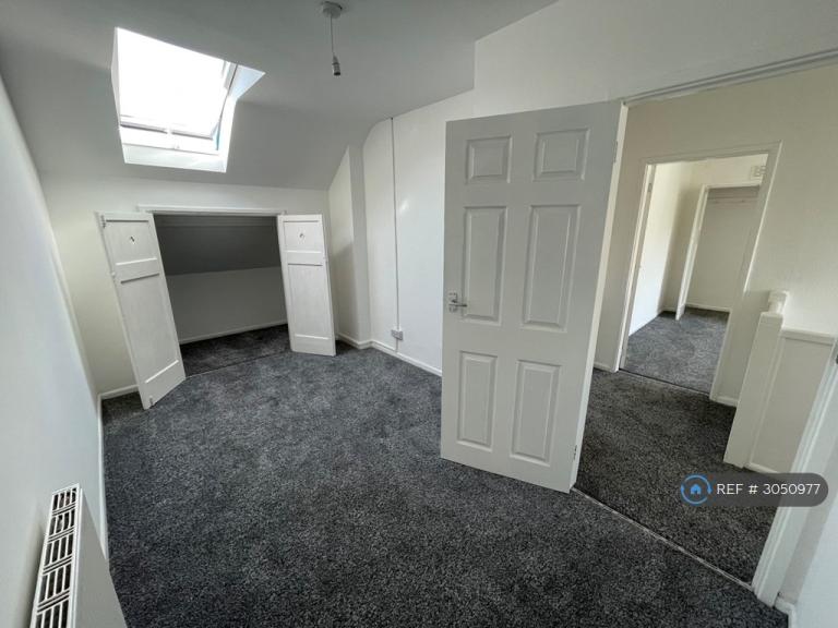 3 bedroom flat in Chingford Road, Nottingham, NG8 (3 bed) (#3050977)