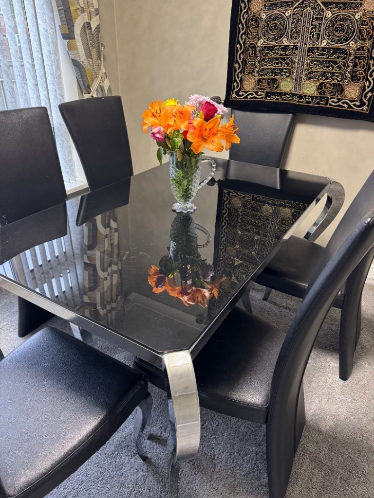Dining table with 6 chairs 