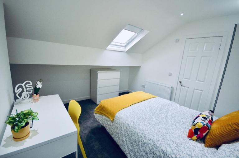 Lovely loft room in shared student house