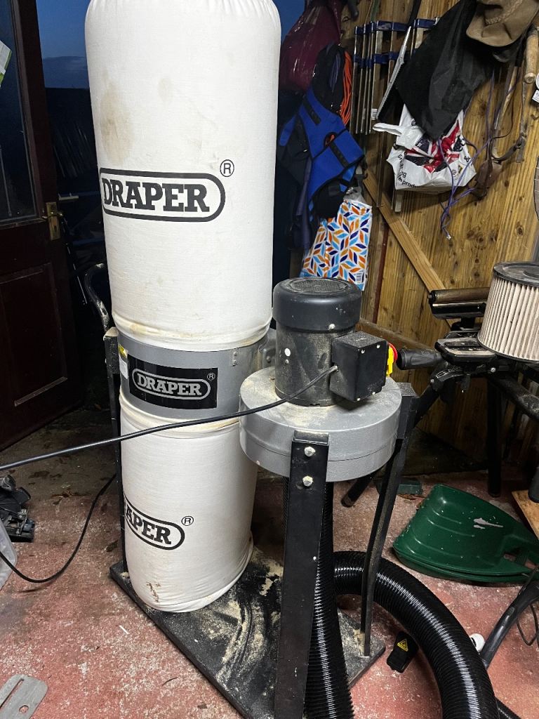 Draper dust extractor