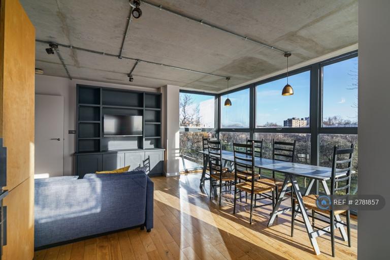 3 bedroom flat in Queensbridge Road, London, E2 (3 bed) (#2781857)