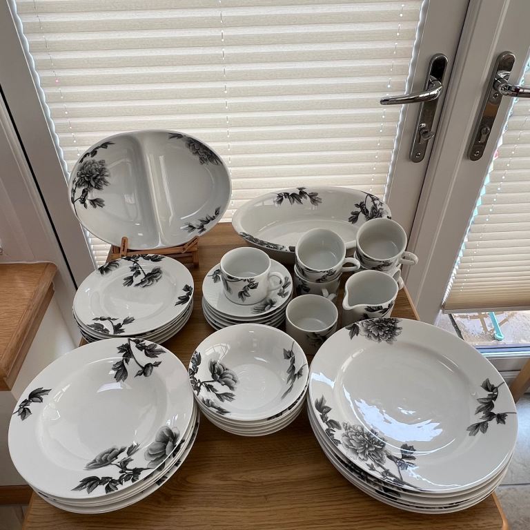 Royal Worcester Black Peony Dinner Service – 6 Place Settings, Excellent