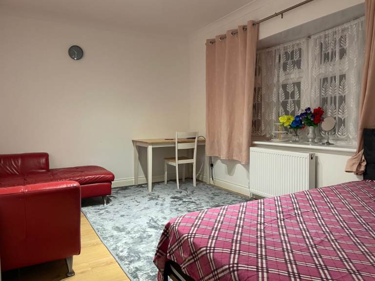 Large Double Room with Private Bathroom – Single Female Preferred