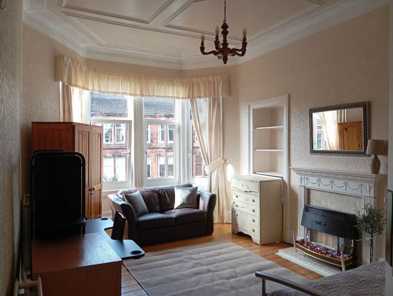West End Hyndland 2 Bed Furnished Flat With Gas Central Heating & Amenities 