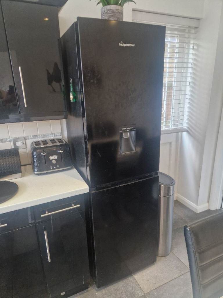 Black fridge/freezer 