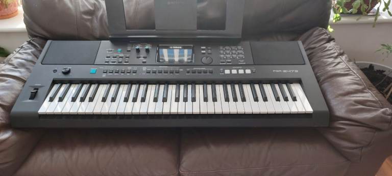 Yamaha PSR-E473 Electric Keyboard – Good Condition