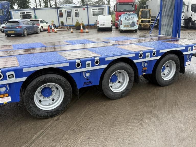 MAC 3 AXLE LOWLOADER WITH LIFTING DECK 