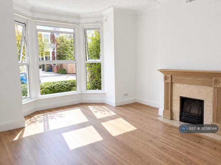 2 bedroom flat in Castle Road, Southsea, PO5 (2 bed) (#3038044)