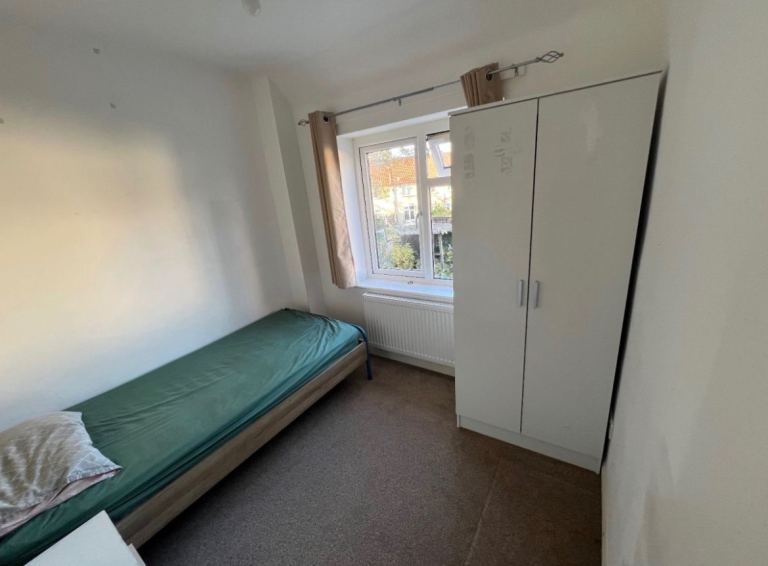 Single Room Nearest Tube UPNEY district line Zone 4 