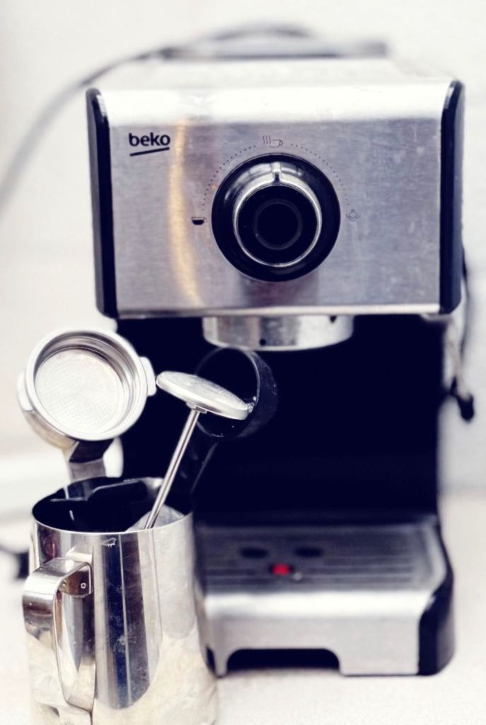 Coffee machine with water tank and accessories 