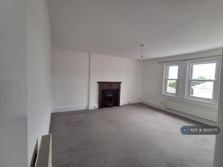 2 bedroom flat in Holmesdale Gardens, Hastings, TN34 (2 bed) (#3031575)