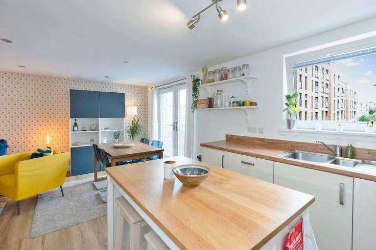 Stunning, 2 bedroom, 2 bathroom, 1st floor flat in Bonnington – available NOW