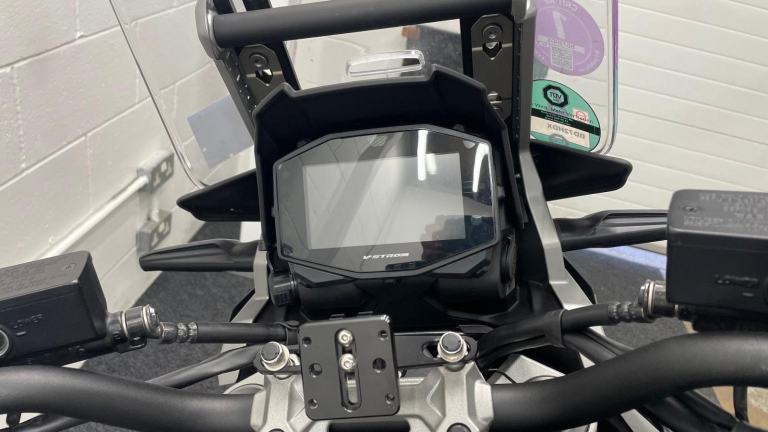 SUZUKI DL1050 TOUR ** FULL LUGGAGE - ENGINE BARS - 12 MONTHS MOT **