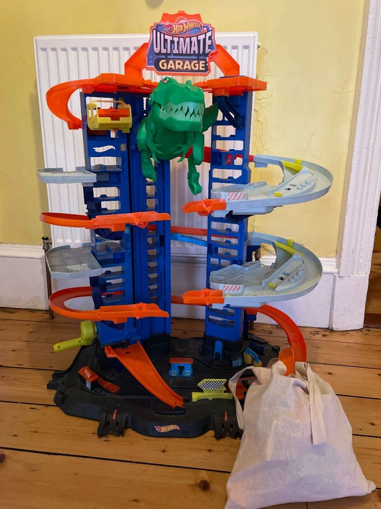Hot wheels ultimate garage dinosaur 