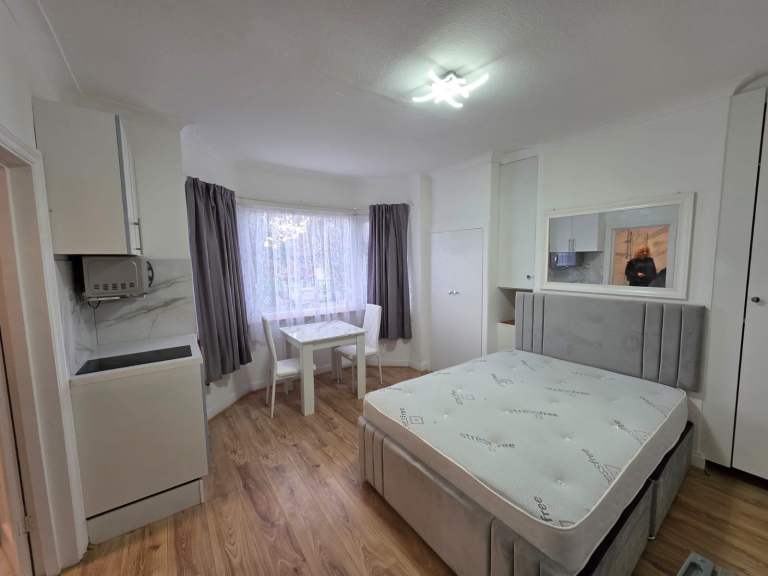 BRIGHT & SPACIOUS,FURNISHED,STUDIO - PROFESSIONALS-SINGLE | COUPLE. LOCATED IN Canons Park-Edgware 