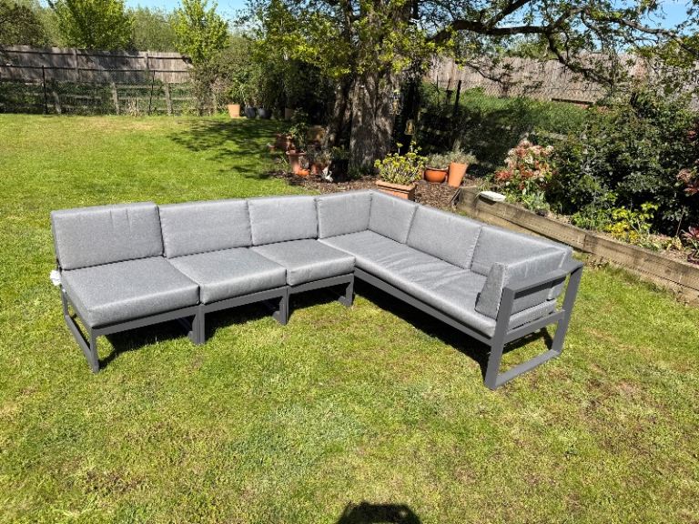 KETTLER Versa 5-seater Corner Garden Sofa Set With Cushions And Cover. Menos.