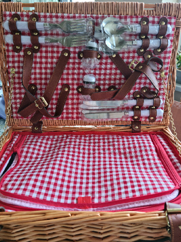 New 4 person wicker picnic set with crockery/ cutlery 
