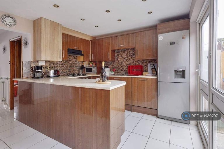3 bedroom house in Vale Road, Windsor, SL4 (3 bed) (#1939797)