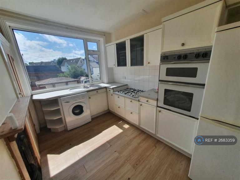 2 bedroom flat in Worthing Road, Southsea, PO5 (2 bed) (#2683359)