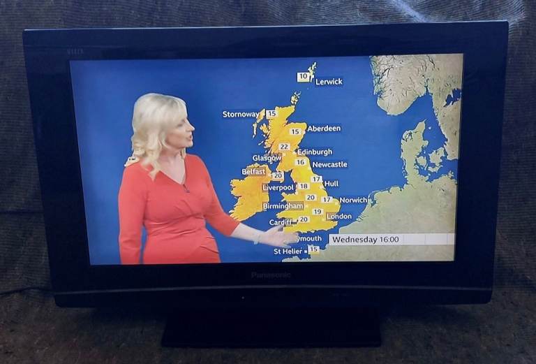 Panasonic Viera 26 inch LCD Widescreen TV, HD Ready with Freeview, Remote & Stand