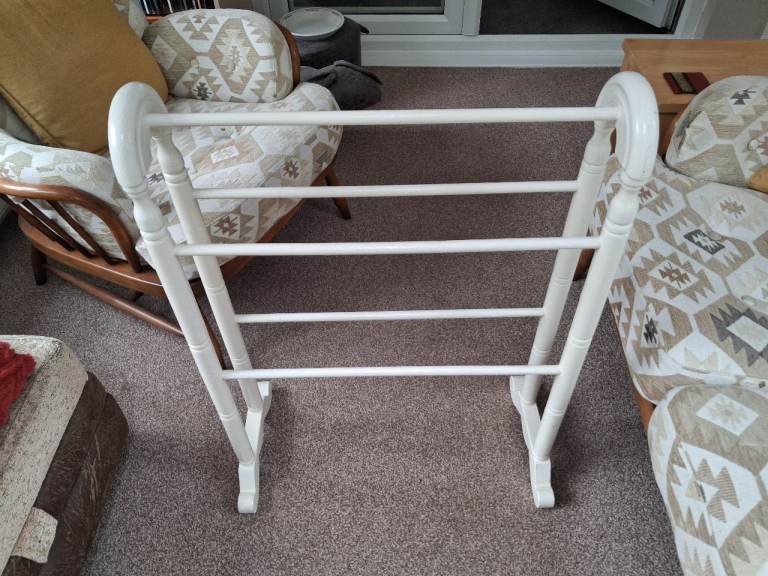 White Wooden Clothes Airer/Towel Rail – Good Condition