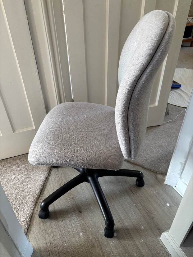 AWAITING PICK UP Adjustable Office Chair on Wheels – Good Condition