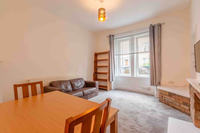 Beautiful, 1 bedroom, ground floor flat near Haymarket – available October