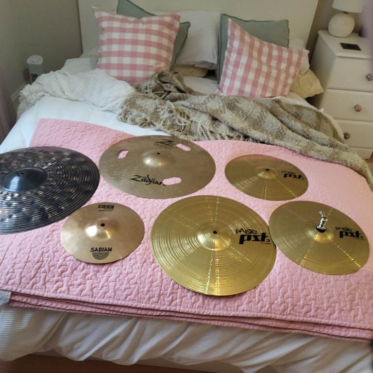 Pearl Forum 5 piece kit with quality Cymbals