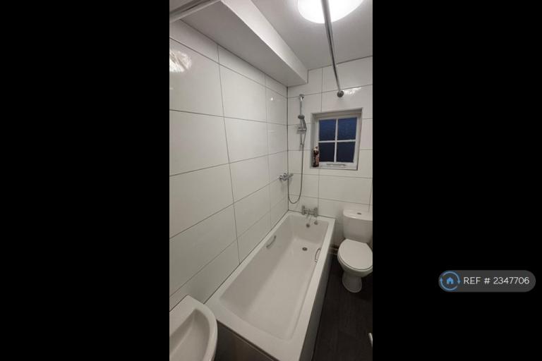 1 bedroom flat in Wellington Parade, Gloucester, GL1 (1 bed) (#2347706)