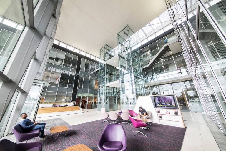 Slough - SL1 4DX \ Flexible Desk Access Through Coworking Membership