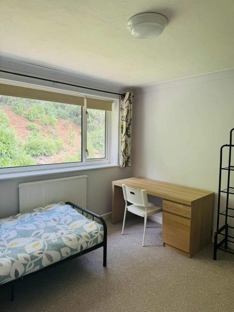 Room to rent in family home 