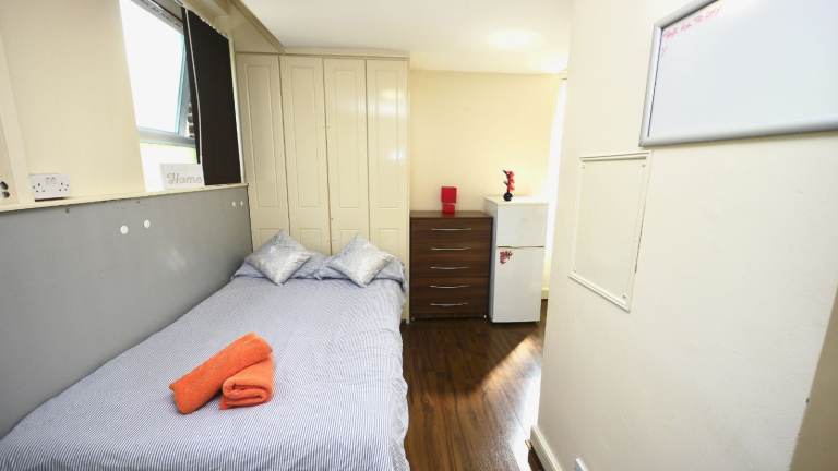 Room to rent on Chatsworth Road, London