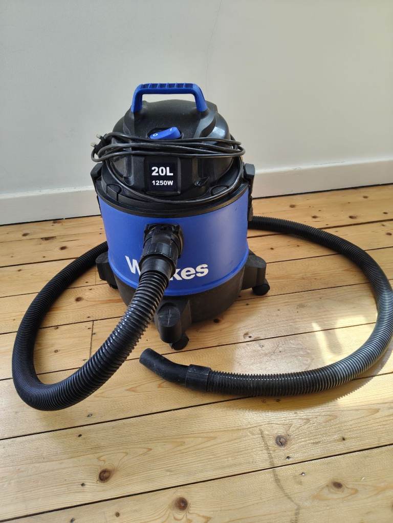 Wet and dry vacuum cleaner with blow function 