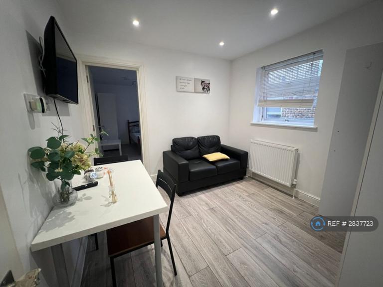 1 bedroom flat in Morrish Road, London, SW2 (1 bed) (#2837723)