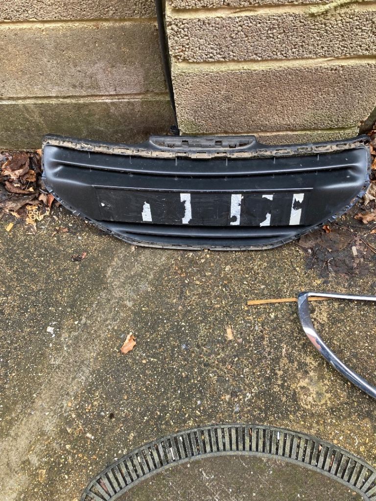 Peugeot 208 2015 front grill and chrome trim