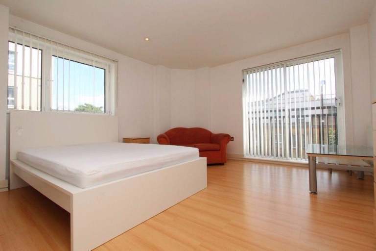 image for Last room in a 3 bedroom Flat, to share only with 3 girls