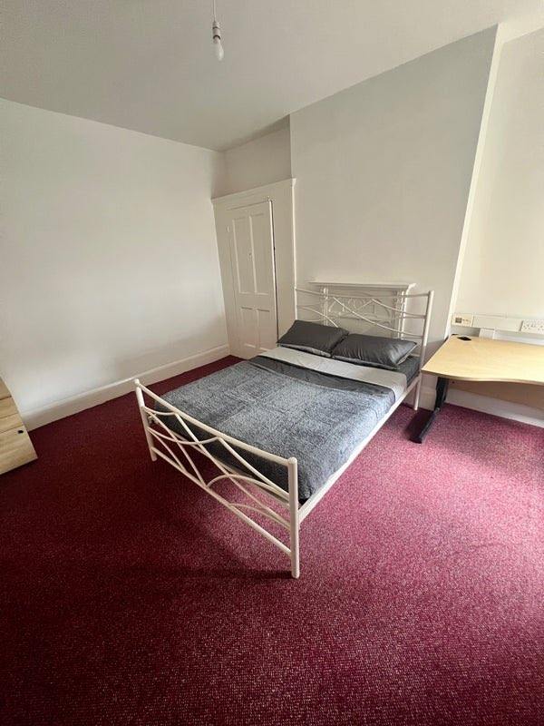 Single Room Available - 2-3 Minutes from Bellingham Station (Bromley Road)