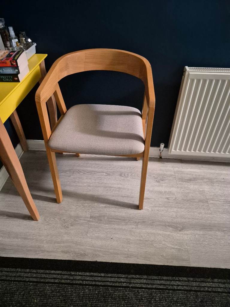 4 chairs and extending table