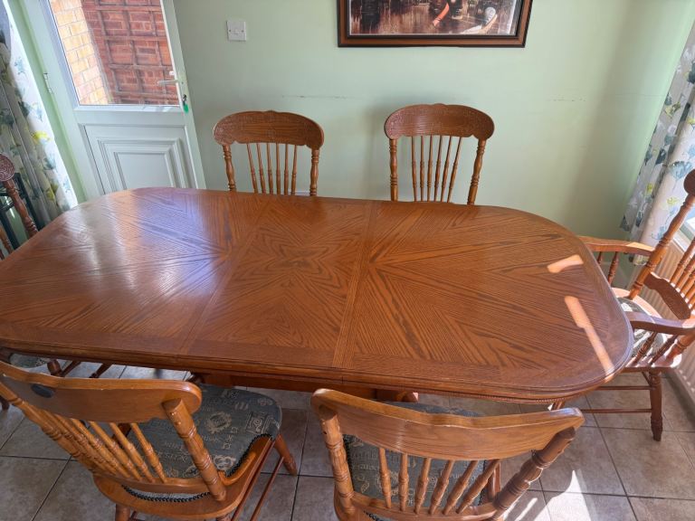 Dining table and 6 chairs 