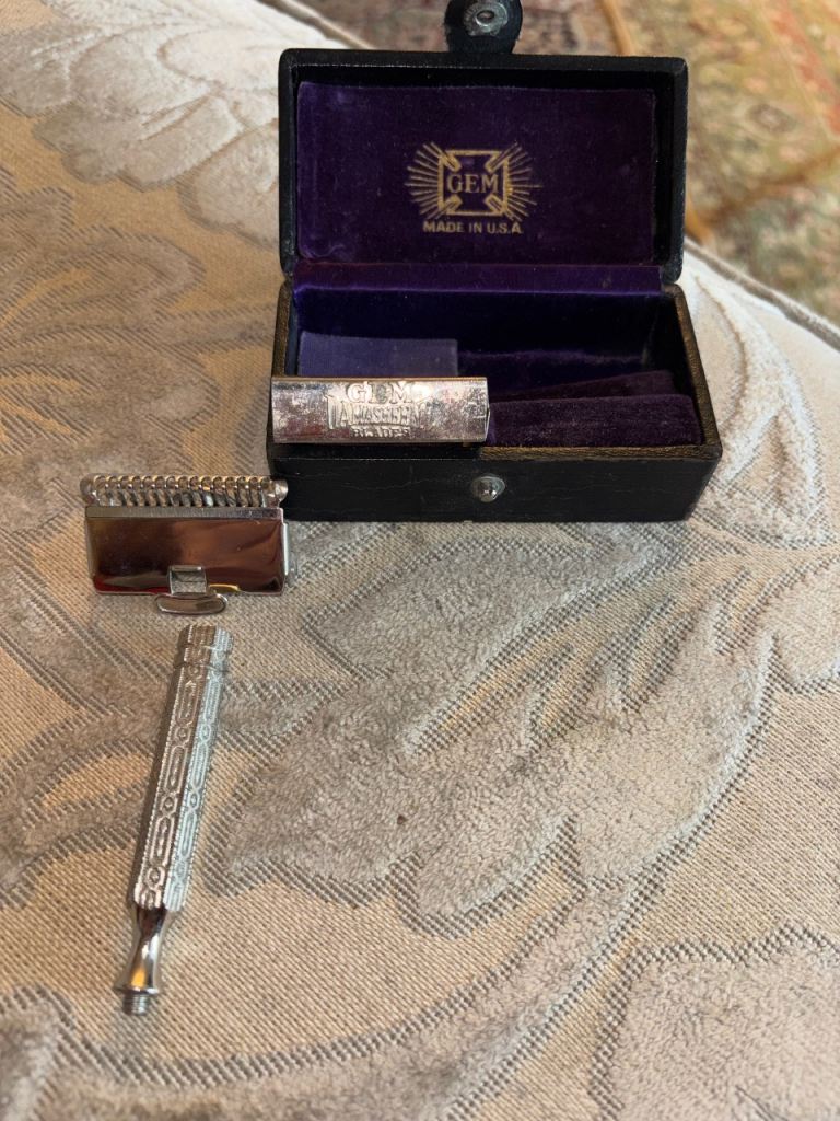 Gem Vintage men’s shaver with original box 