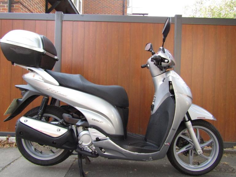 HONDA SH 300 * 3.800 MILES * LOW *ONE FORMER KEEPER*ULEZ FREE * ONE YEARS MOT* 